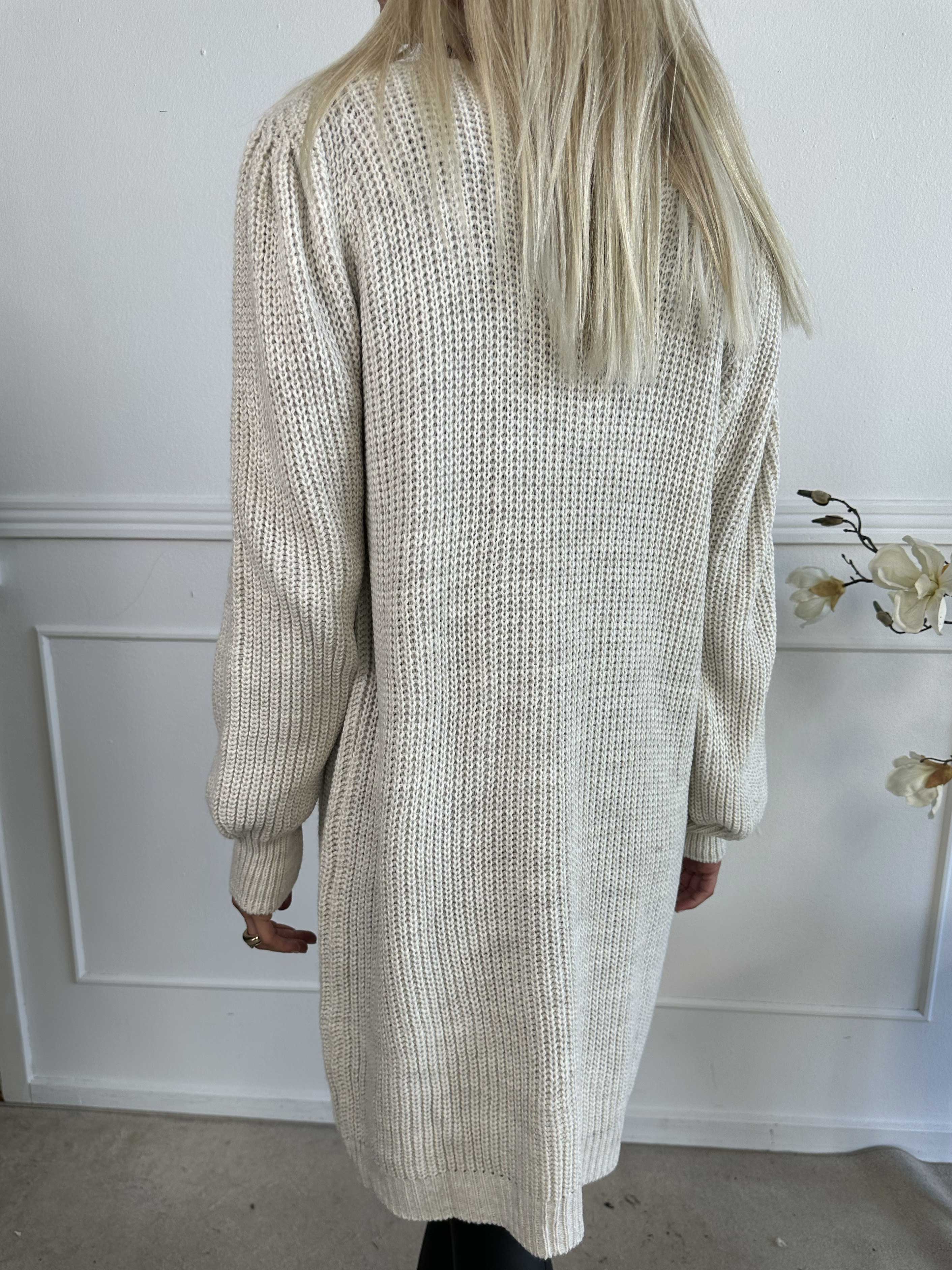 Dajana - Söt stickad klänning med ballongärmar